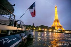 Виды Парижа. Париж, эйфелева башня, париж, сена, баржа, флаг франции, франция, иллюминация, французский флаг