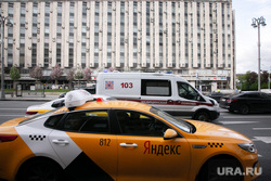 Москва во время объявленного режима самоизоляции. Москва, такси, пушкинская площадь, тверская улица, скорая помошь