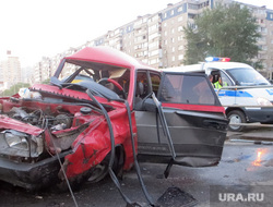 ДТП в Челябинске. Два автомобиля разнесли остановку. 15.07.2014, дтп, разбитая машина