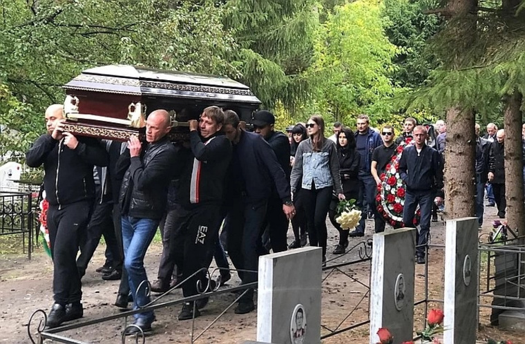 Владимира Зятькова похоронили на городском кладбище Ишима