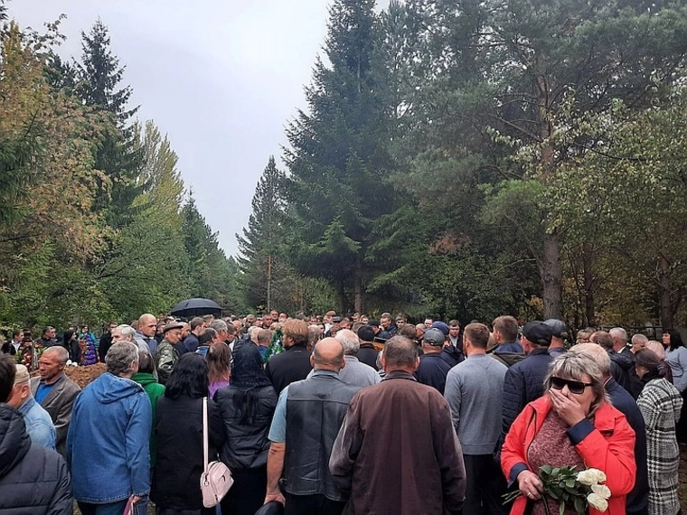 На похороны криминального авторитета пришли сотни людей