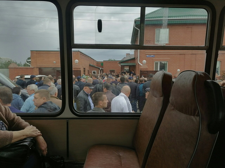 Из-за большого скопления людей на похоронах Владимира Зятькова в образовалась большая пробка
