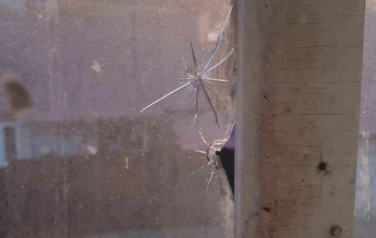 Окно расстреляли из пневматического оружия
