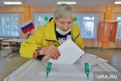 Выборы 2020. Выборы депутатов Курганской областной  думы седьмого  созыва. Курган , избирателный участок, триколор, голосование, урна голосования