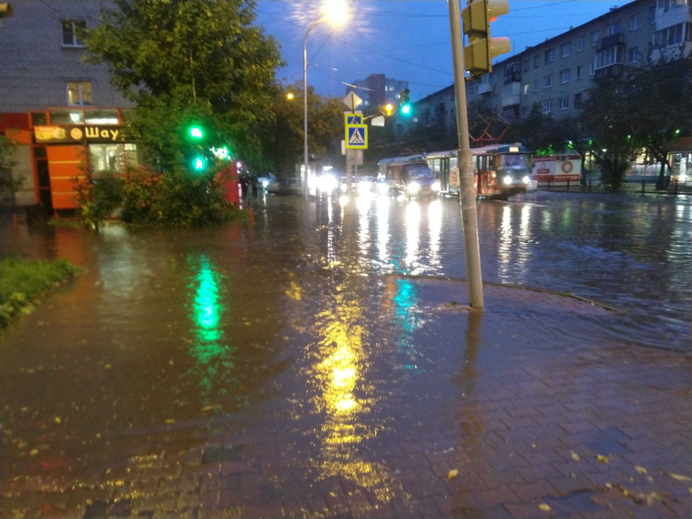 Потоп на перекрестке Луначарского и Шарташской