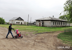 Визит врио губернатора Вадима Шумкова в Целинный район. Курган, сараи, мужчина с коляской, село, старые постройки