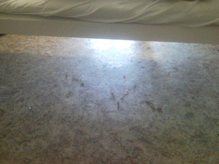 Под кроватями пациентов в отделении для зараженных коронавирусом — пыль