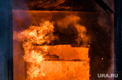 Пожар в деревянном доме по улице 8 марта. Екатеринбург, деревянный дом, пожар, огонь, горящий дом, пламя, дом горит