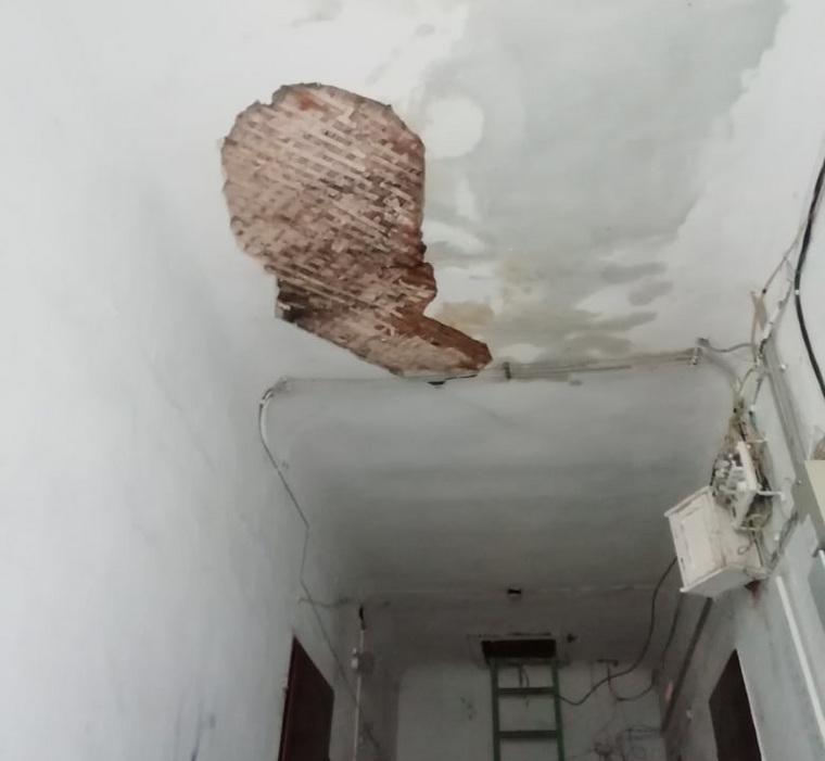 Потолок во время ремонта в доме стал рушиться