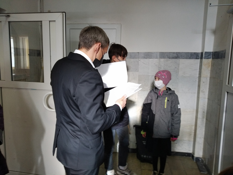 Дети Айши 14-летний Ярослав и 9-летняя тоже приехали в суд (фото публикуются с согласия матери детей)