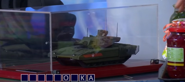 Тагильчанин подарил Якубовичу модель танка «Армата-14»