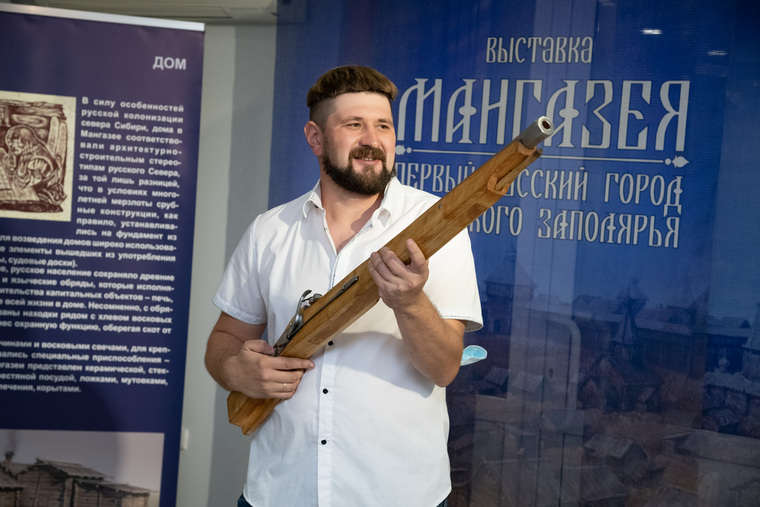 Научный сотрудник Музейно-выставочного комплекса им. И.С. Шемановского Никита Перцев открыл выставку холостым выстрелом из ручницы