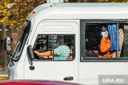Соблюдение масочного режима в общественном транспорте. Челябинск, общественный транспорт, медицинская маска, пассажиры, маршрутка