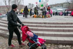  Акция "Час тишины" в память о погибших в торгово-развлекательном центре Кемерова. Курган , ребенок в коляске, акция памяти