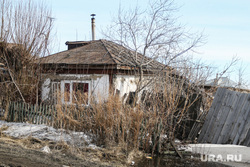Внеочередное заседание Петуховской городской Думы. Петухово. Курганская область., деревня, развалившийся дом, покосившийся забор, хибара