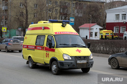 Город во время нерабочих дней, объявленных в связи с карантином по коронавирусу, третий день. Пермь, реанимобиль, скорая помощь