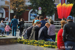 День города.  Курган , люди, клумба