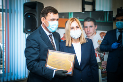 Справа от губернатора — дочь создателя школы бокса Ольга Кочеткова