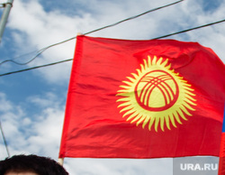 День России. Сургут, национальные костюмы, флаг россии, киргизы, флаг киргизии