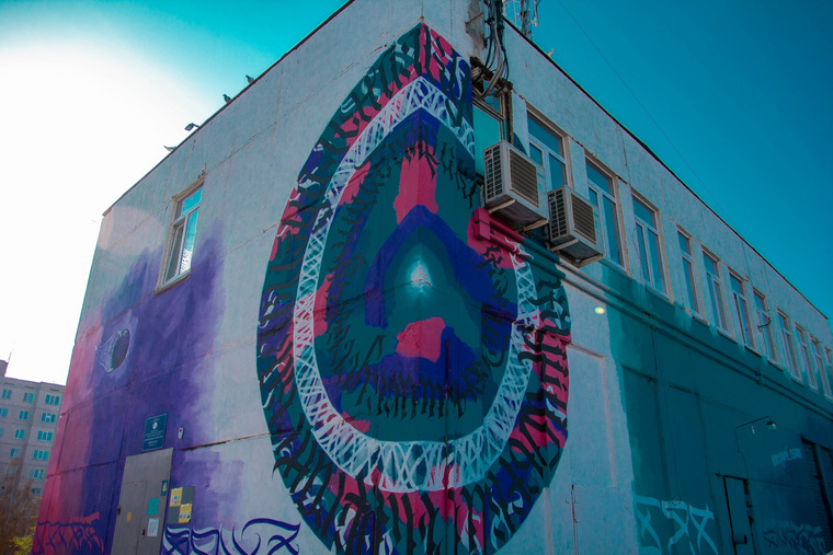 13 октября художники завершили работу над фасадом дома творчества «Синяя птица»