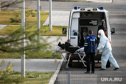 Приемный покой в 40 ГКБ в Коммунарке. Москва, каталка, защитный костюм, приемный покой, медики, санитары, врач, больница, фельдшер, доктор, коронавирус, covid, ковид, противочумной костюм, лежачий больной, SARS-CoV-2, скорая помощь