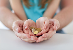 Клипарт depositphotos.com, мелочь, монеты, детские руки, социальное пособие, детские пособия, материальные выплаты, льготы детям