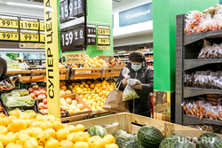 Масочный режим во вторую волну коронавируса. Тюмень, продукты, касса, фрукты, магазин, женщина в маске