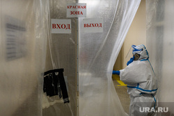 Дезинфекция красной зоны Госпиталя ветеранов войн. Екатеринбург, больничный коридор, защитный костюм, больница, противовирусные средства, коронавирус, coronavirus, covid, красная зона