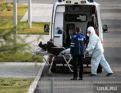 Скорая помощь в 40 ГКБ в Коммунарке. Москва, каталка, защитный костюм, приемный покой, медики, врачи, скорая помощь, санитары, врач, больница, фельдшер, доктор, коронавирус, covid, ковид, противочумной костюм, лежачий больной, SARS-CoV-2