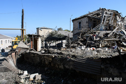 Последствия ночного обстрела Степанакерта. Нагорный Карабах, развалины дома, частный дом, частный сектор, последствия обстрела, город степанакерт
