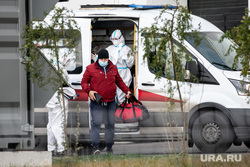 Доставка пациентов скорой помощью в ГКБ №40 «Коммунарка» во время пандемии SARS-CoV-2. Москва, защитный костюм, врач, фельдшер, медики, противочумной костюм, карантинный центр, скорая помошь