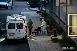 Доставка пациентов скорой помощью в ГКБ №40 «Коммунарка» во время пандемии SARS-CoV-2. Москва, защитный костюм, врач, фельдшер, медики, противочумной костюм, карантинный центр, скорая помошь