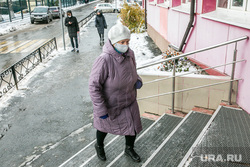 Поликлиника 4. Тюмень, ступени, пациенты, лестница, пенсионерка в маске