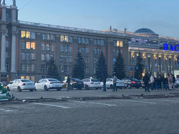 К семи утра к мэрии Екатеринбурга подъехало более 20 автомобилей такси