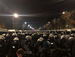 Кордон полицейских не пустит протестующих к главе правящей партии Польши