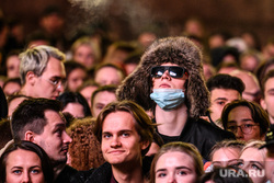 Группа The Hatters на Ural Music Night. Екатеринбург, погода, массовое мероприятие, шапка, зрители, маска на лицо, масочный режим, режим самоизоляции