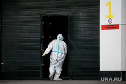 Доставка пациентов скорой помощью в ГКБ №40 «Коммунарка» во время пандемии SARS-CoV-2. Москва, защитный костюм, врачи, фельдшер, медики, противочумной костюм, карантинный центр