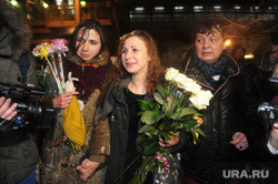 Прибытие освобожденной участницы Pussy Riot Марии Алехиной в Москву, алехина мария, pussy riot, пусси райот, цветы