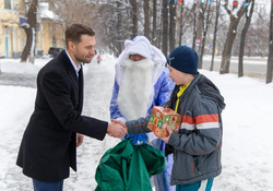 Алексей Вихарев раздает новогодние подарки нуждающимся с 2018 года