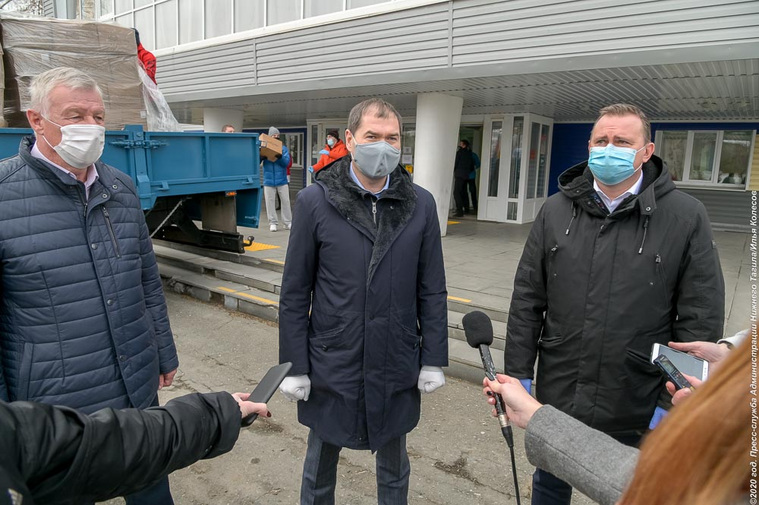 Главный врач станции Скорой медицинской помощи Сергей Безбородов, Денис Новоженов и Владислав Пинаев