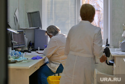 Депутат областной думы Александр Ильтяков в центре переливания крови. Курган , белый халат, кабинет врача, медсестры, медики
