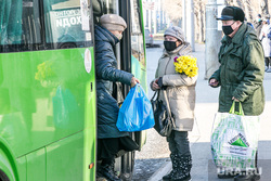 Люди в масках. Тюмень, автобус, букет, общественный транспорт, люди в масках, пассажиры, пенсионеры