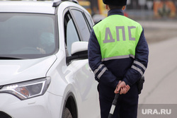 Сотрудники ГИБДД на въезде в город  дают разъяснения по поводу режима. Курган, граница, гибдд, дпс, въезд в город, пост гаи