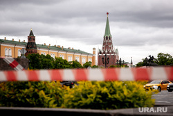 Москва во время объявленного режима самоизоляции. Москва, красная лента, кремль, манежная площадь, троицкая башня кремля, москва