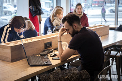 Виды Екатеринбурга, ноутбук, работа, кофейня, мужчина, депрессия, фрилансер, фриланс, стресс