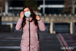 Виды Екатеринбурга, прогулка, город, защитная маска, маска на лицо, девушка в маске, медицинская  маска