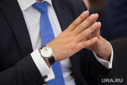 Прием Губернатором Курганской области по итогам выборов Президента Российской Федерации 8 марта 2018 г. Курган, часы на руке, сложенные пальцы, руки