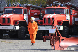 Выставка лесопожарной техники. Курган, пожарная машина, сотрудник лесопожарного центра