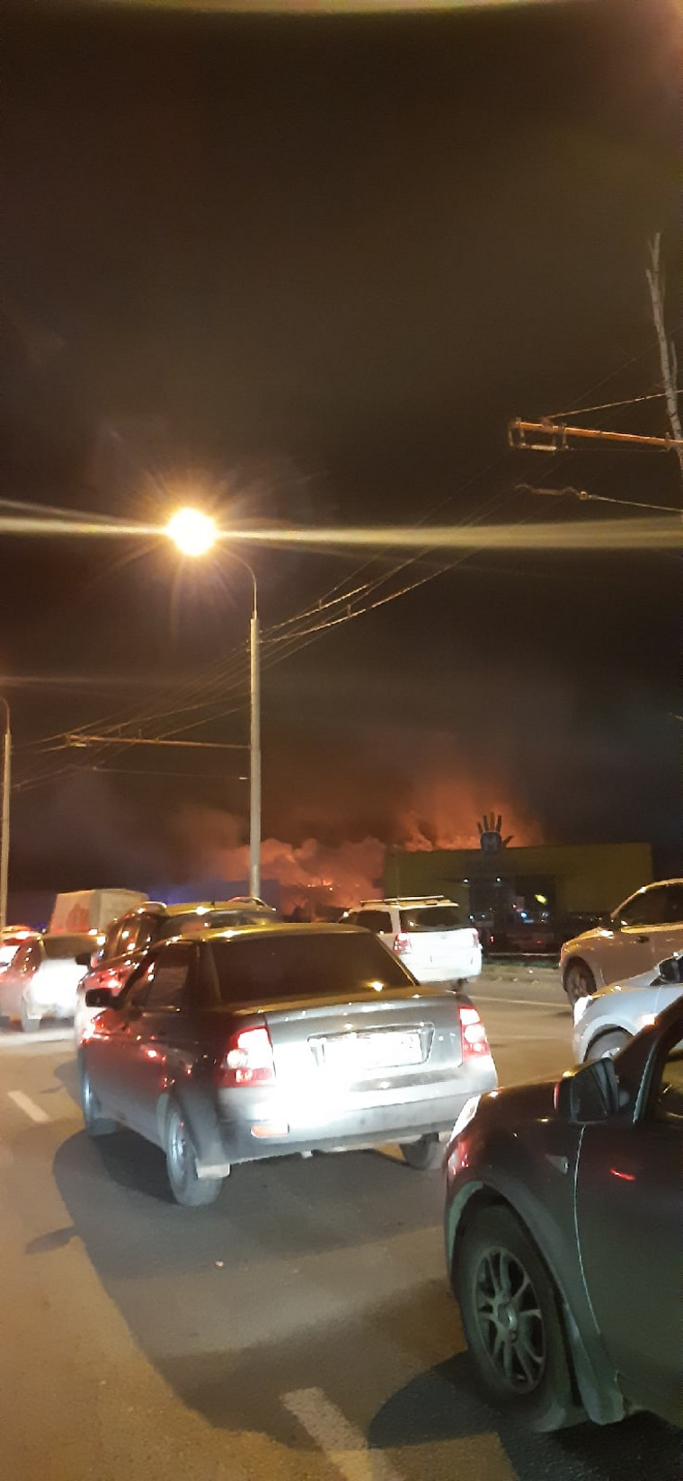 На место происшествия приехали 15 пожарных машин