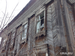 Тобольск памятники духовная столица, старый дом, деревянный дом, аварийное здание, выбитые стекла